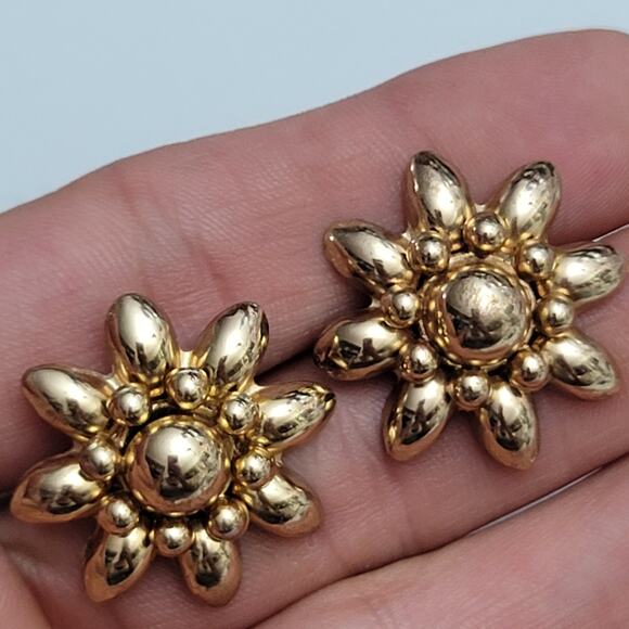 Vintage Coro Gold Tone Flower Screwback Earrings - Picture 1 of 11